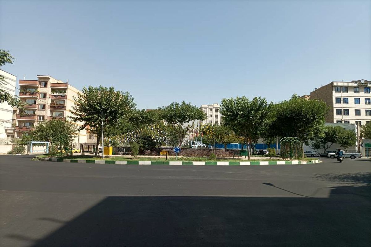 اجرای عملیات روکش آسفالت در هزار و ۸۰۰  متر مربع از میدان برادران شهید رحیمی