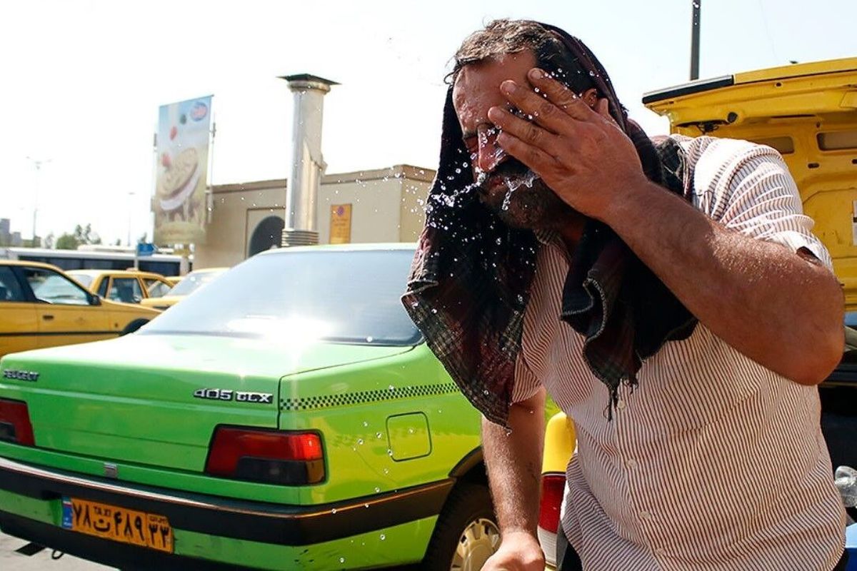 کار عجیب یک راننده تهرانی برای فرار از گرما + عکس