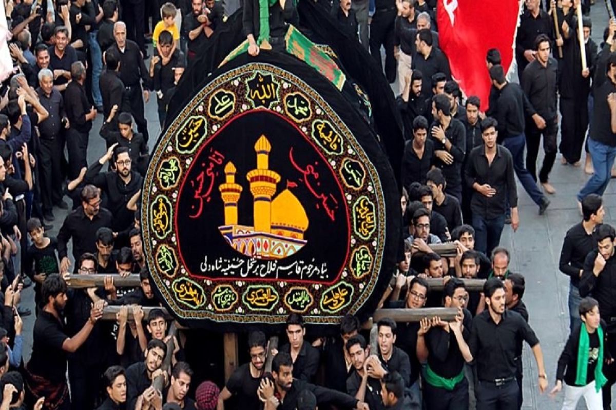 برگزاری آیین نخل برداری عصر تاسوعا در محله ارامنه تهران