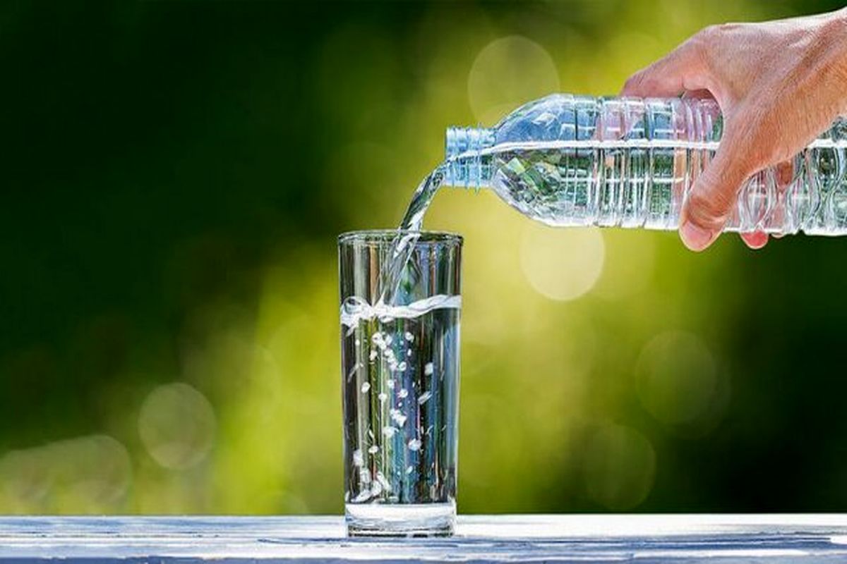 در این روزهای گرم مردان باید ۱ لیتر بیشتر از زنان در روز آب بنوشند