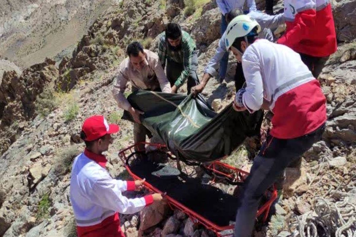 نجات گردشگران گرفتار در ارتفاعات دنا