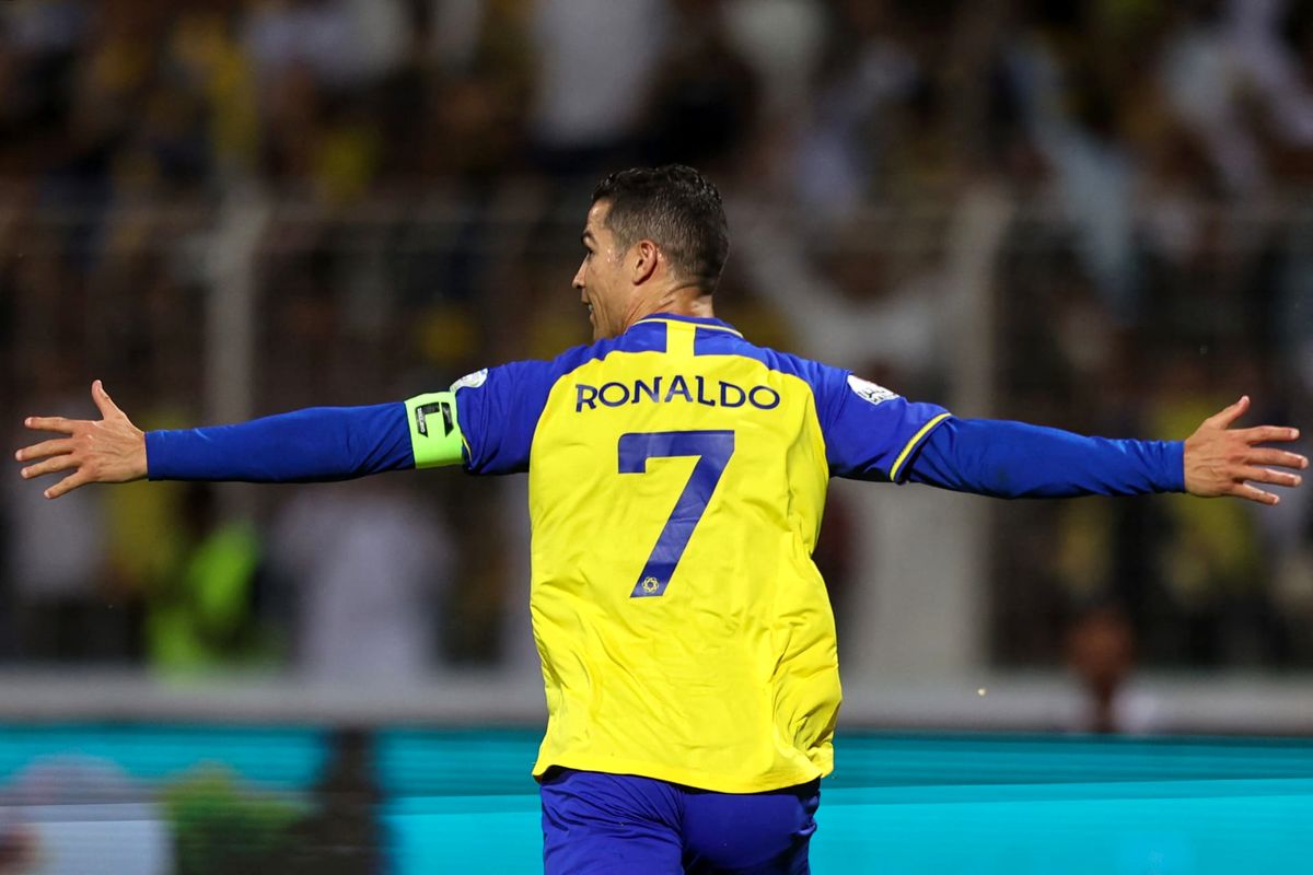 رونالدو  اولین جام را در عربستان بالای سر می‌برد؟!
