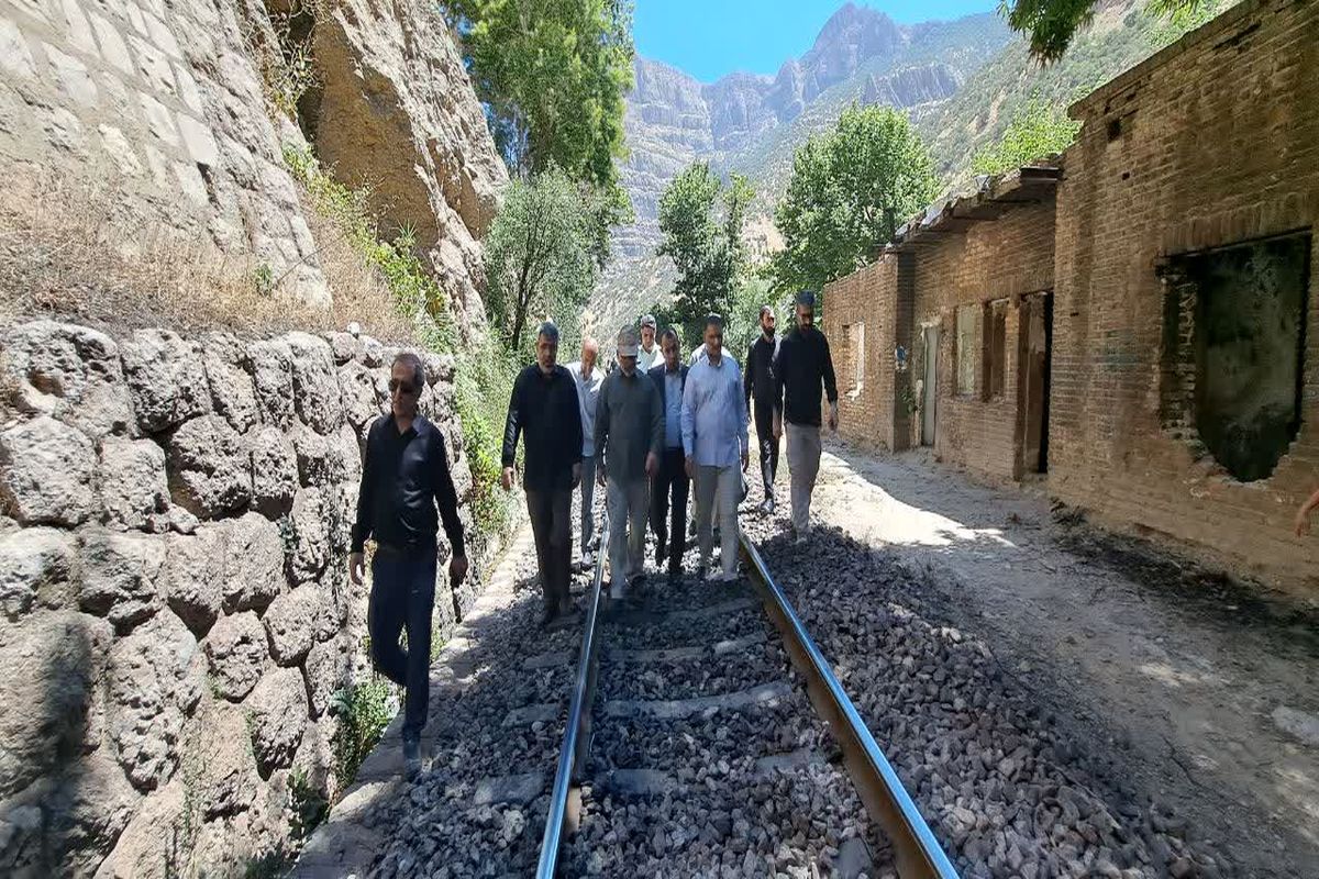 استاندار لرستان  خبر داد:  احیای مسیر گردشگری آبشار نوژیان در دستور کار قرار گرفت