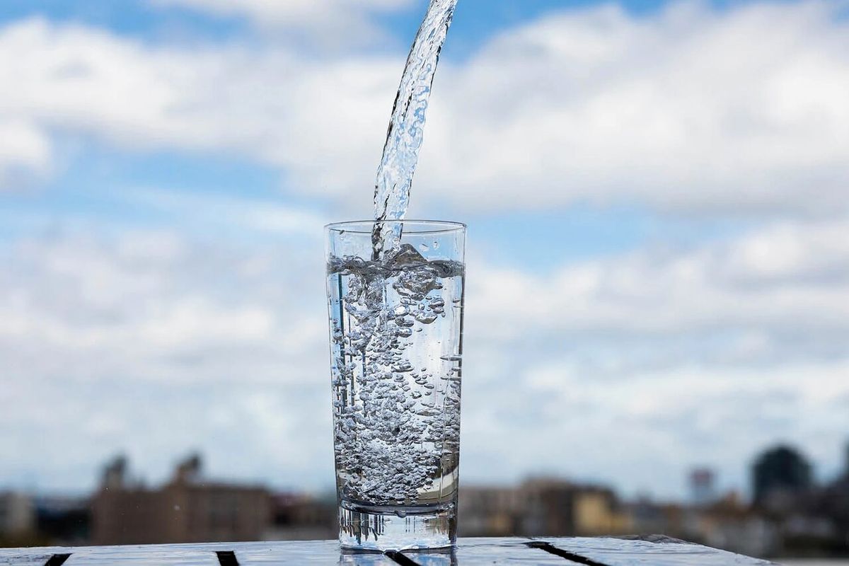 آشنایی با باورهای اشتباه در مورد نوشیدن آب که نباید باور کرد!