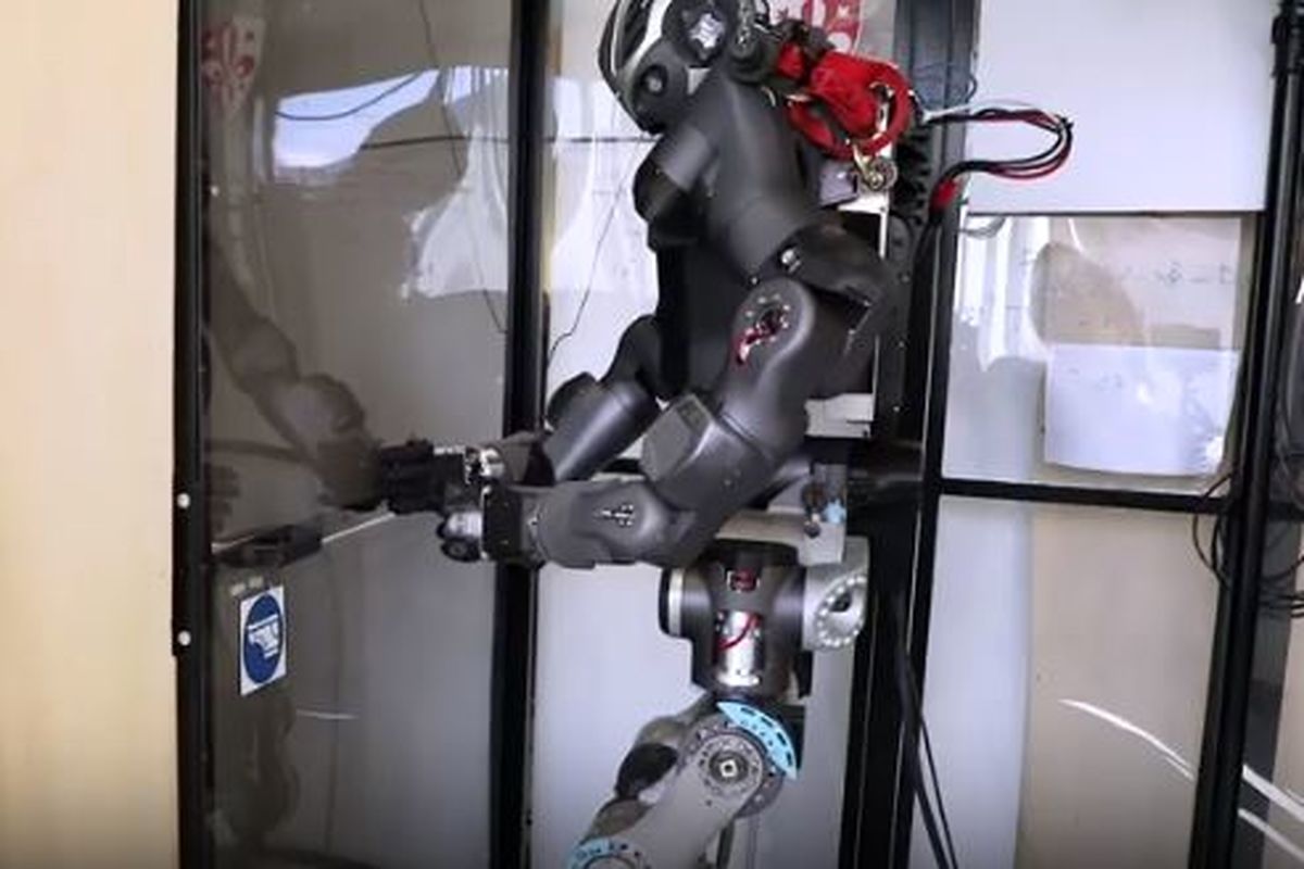 ربات آتش نشانی که به راحتی آتش را خاموش می کند