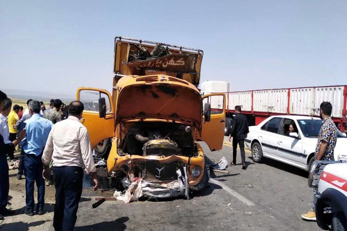 جان باختن ۲ نفر در تصادف شدید سواری ۴۰۵ و کامیون بنز در جاده سلماس - ارومیه
