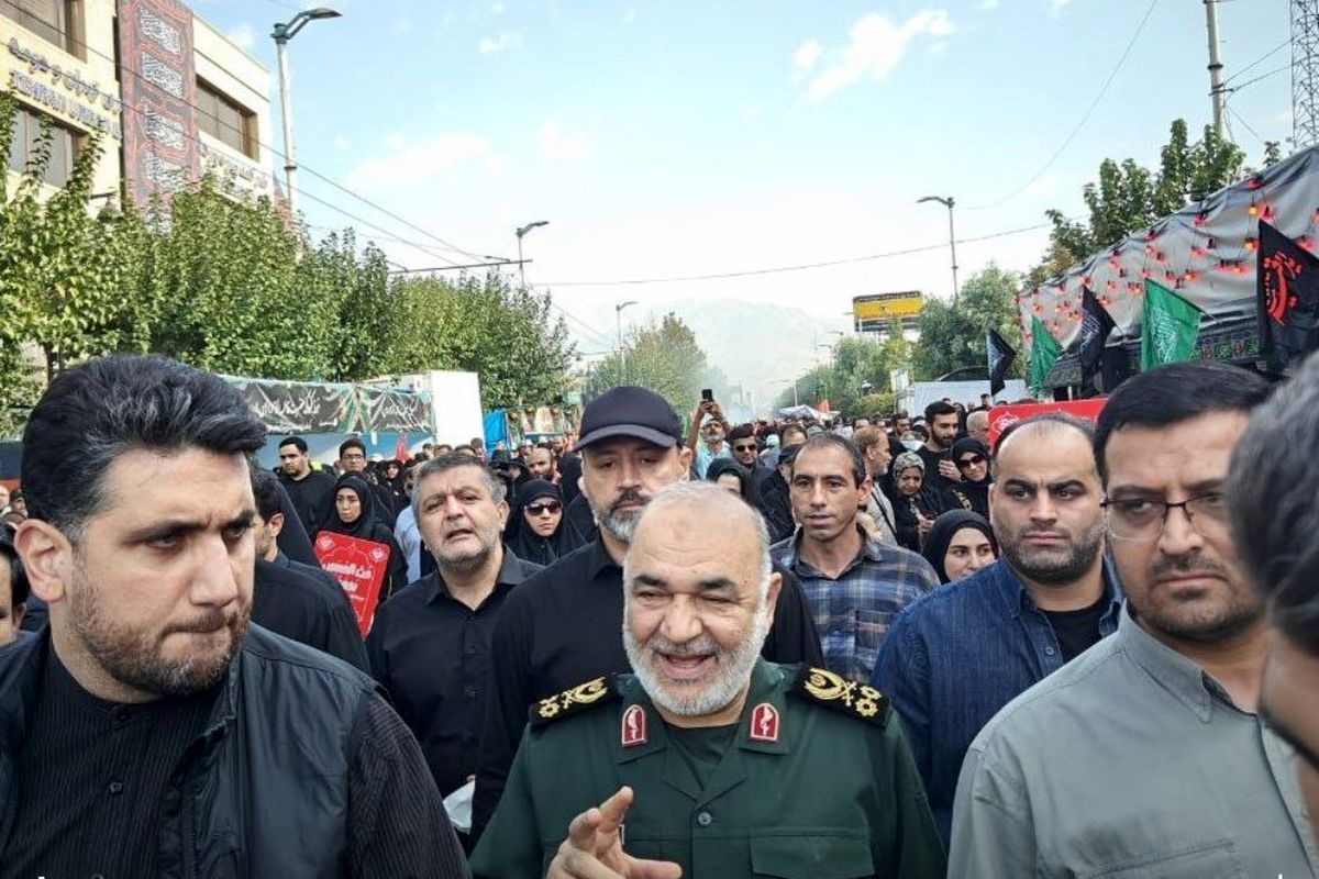 حضور سردار سلامی در راهپیمایی جاماندگان اربعین در تهران