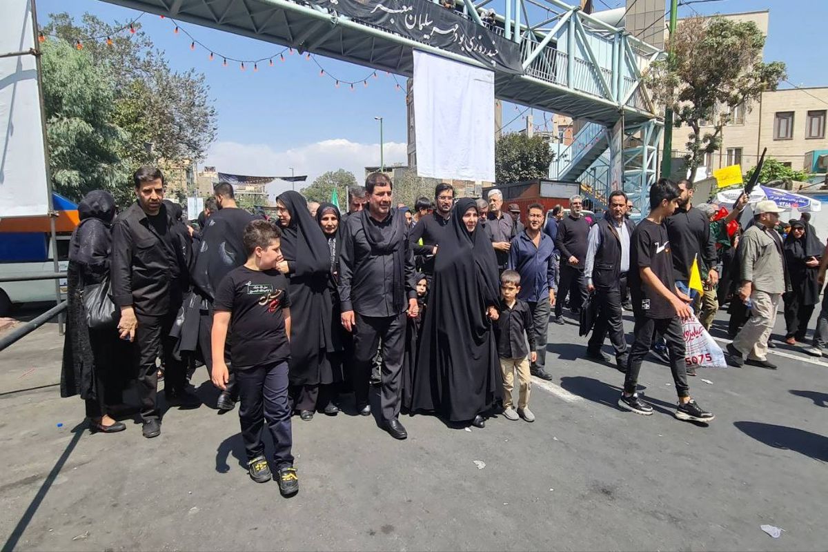 حضور خانوادگی مخبر در راهپیمایی جاماندگان اربعین در تهران