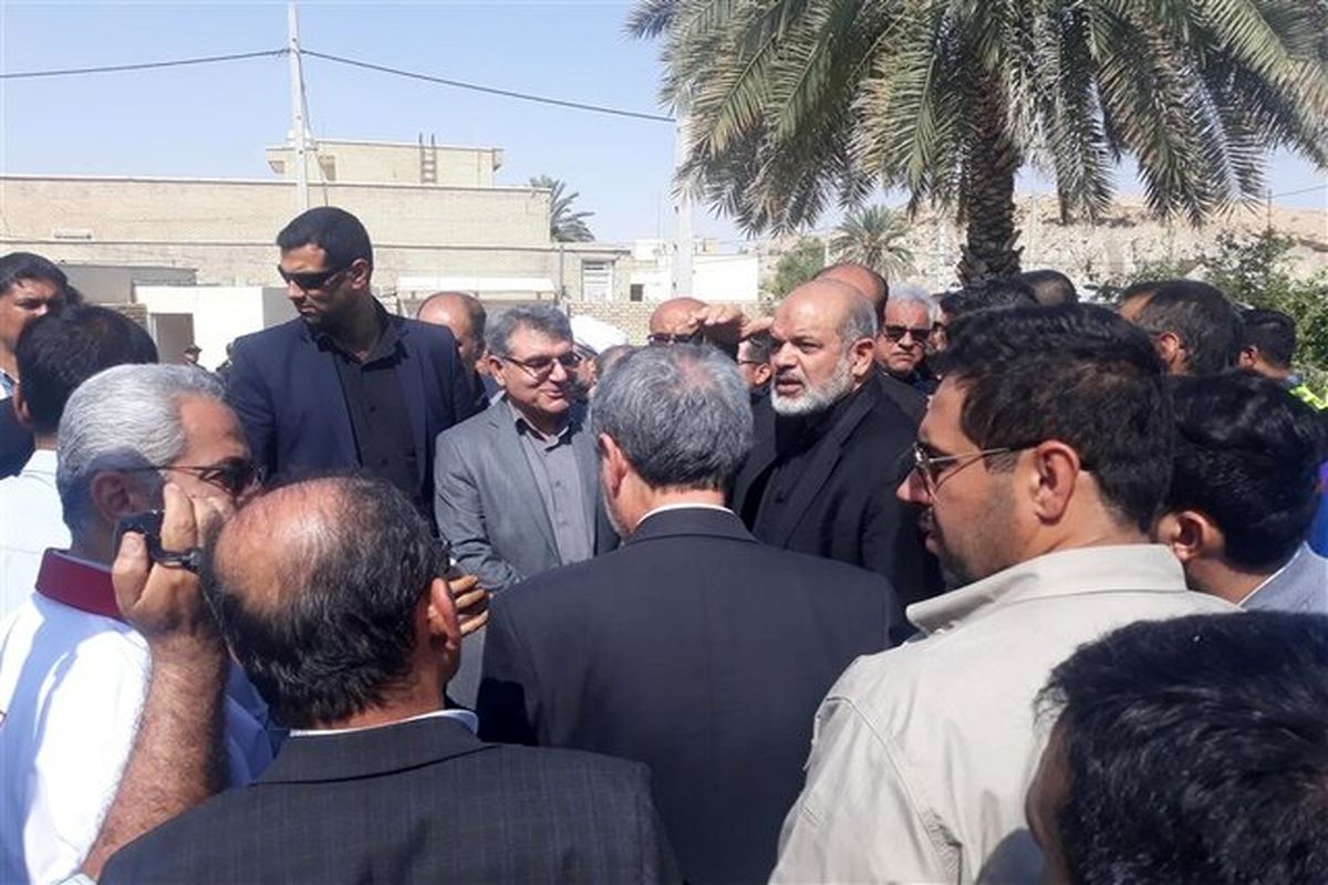 بازدید وزیر کشور از نقاط زلزله‌زده در "اِوَز" فارس