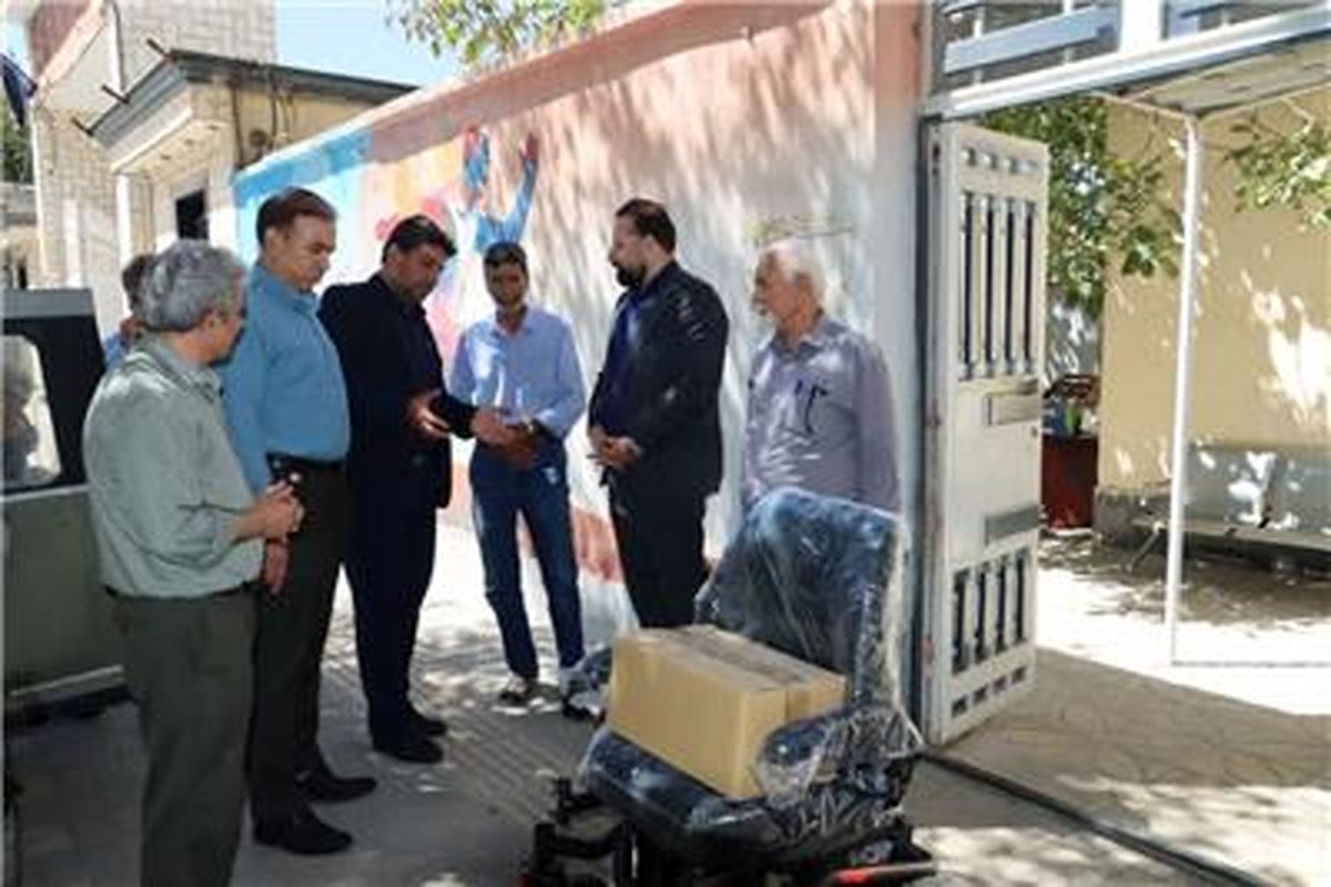 اهدا یک دستگاه ویلچر برقی به ورزشکار قطع نخاعی استان همدان