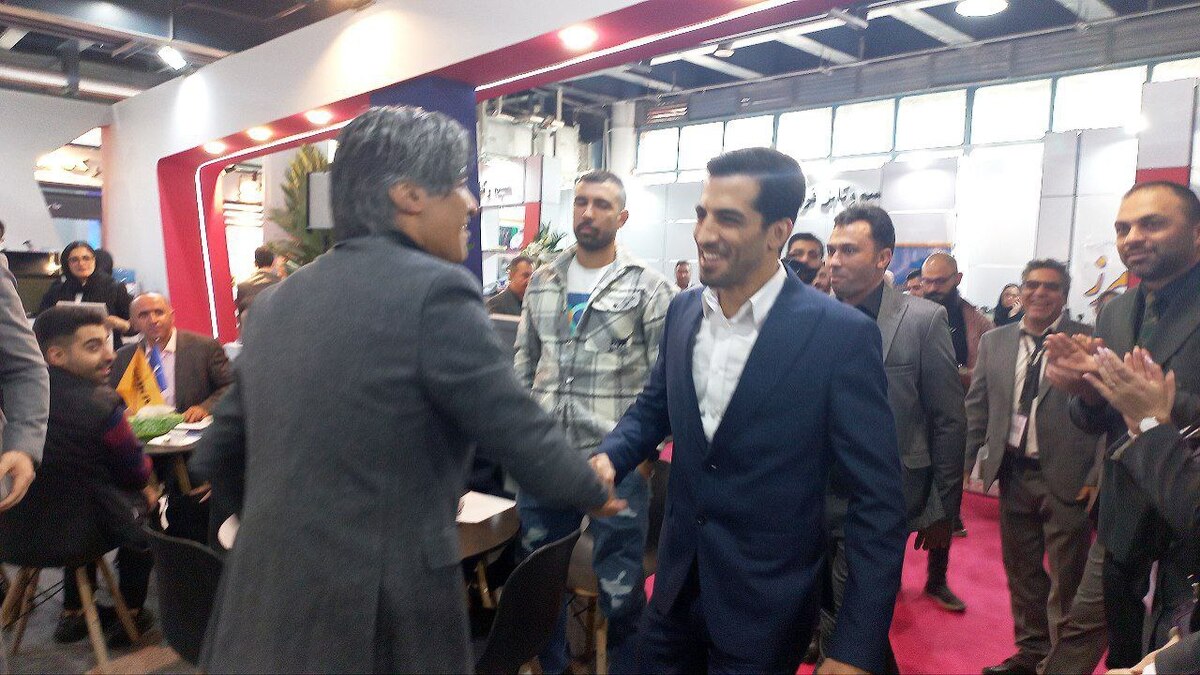 بازدید کاپیتان پرسپولیس و سرمربی تیم ملی از غرفه سیم و کابل آمل