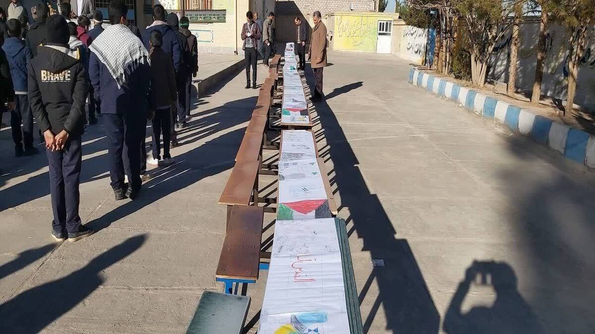 نقاشی ۲۶ متری دانش آموزان اناری در حمایت از غزه
