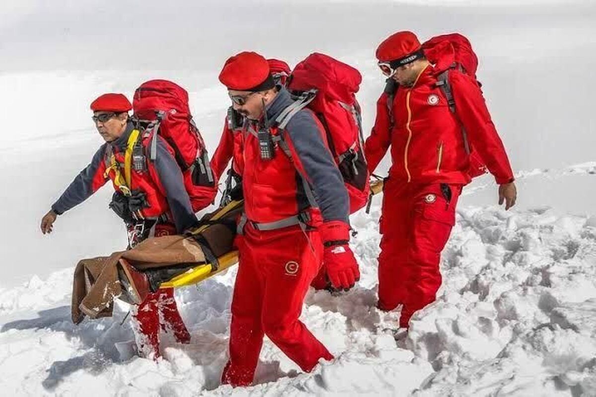 انتقال ۲ نفر از کوهنوردان حادثه دیده اشترانکوه  به بیمارستان  الیگودرز