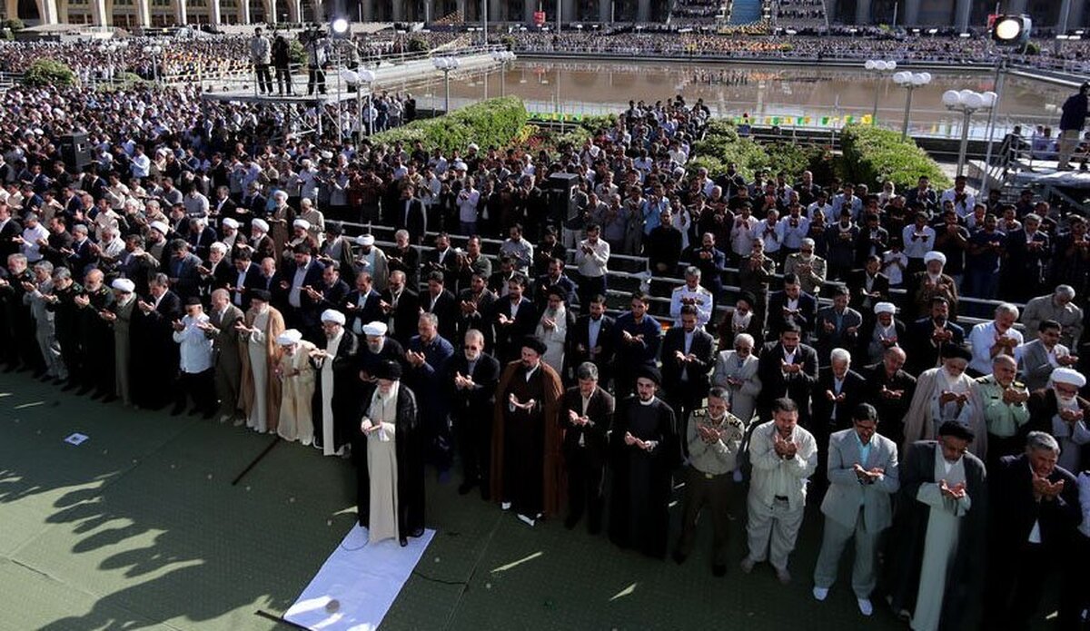  اقامه نماز عید فطر به امامت رهبر انقلاب