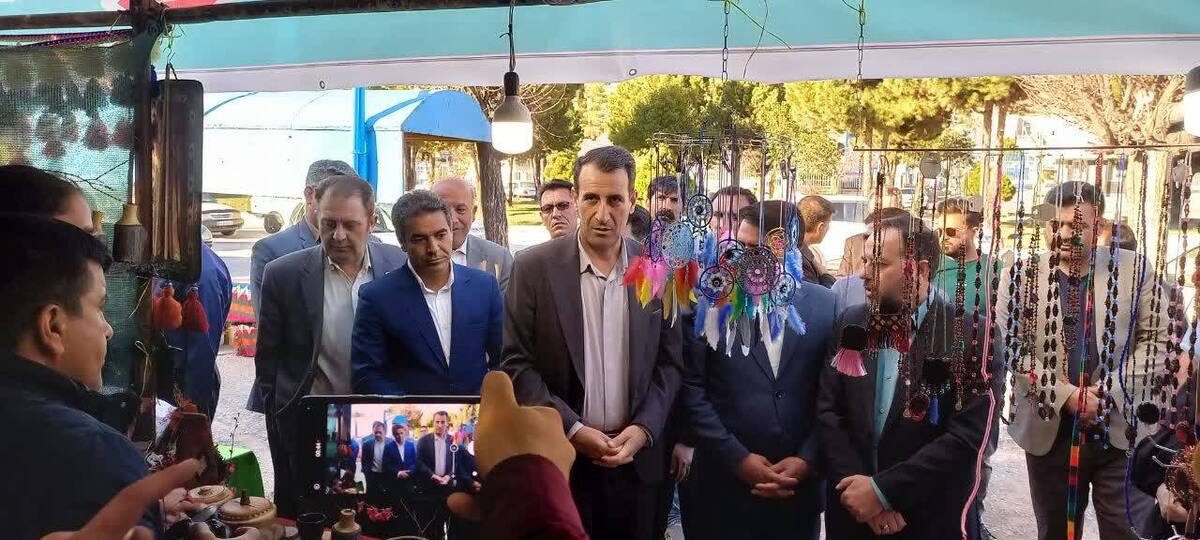 بازدید معاون عمرانی استاندار کهگیلویه و بویراحمد از غرفه‌های صنایع دستی 