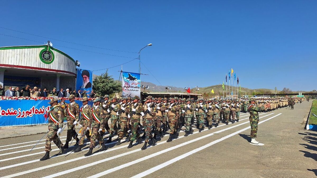 رژه نیروهای مسلح به مناسبت روز ارتش در سنندج
