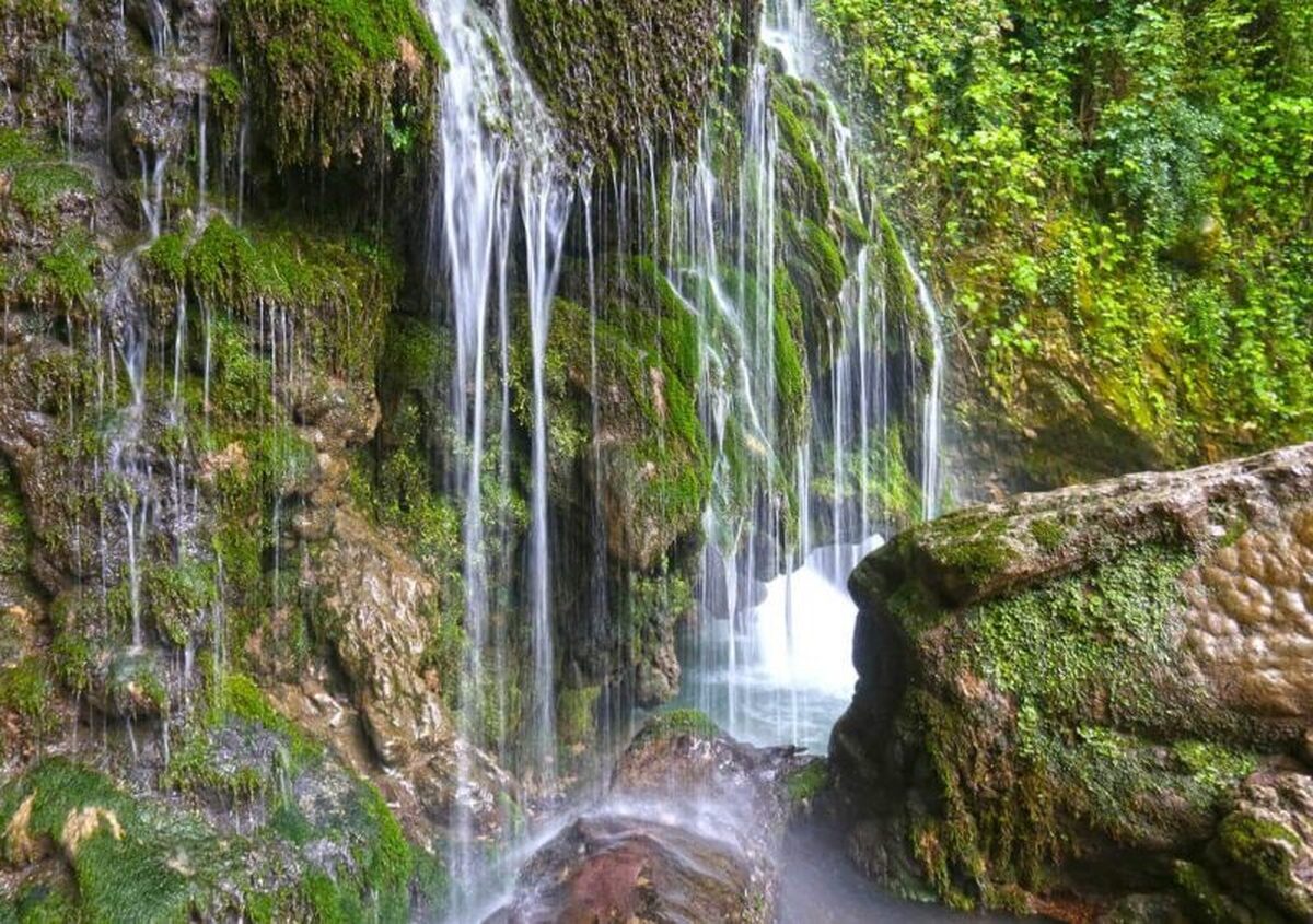 بزرگترین آبشار خزه ای ایران جاذبه ای خارق العاده برای گردشگران