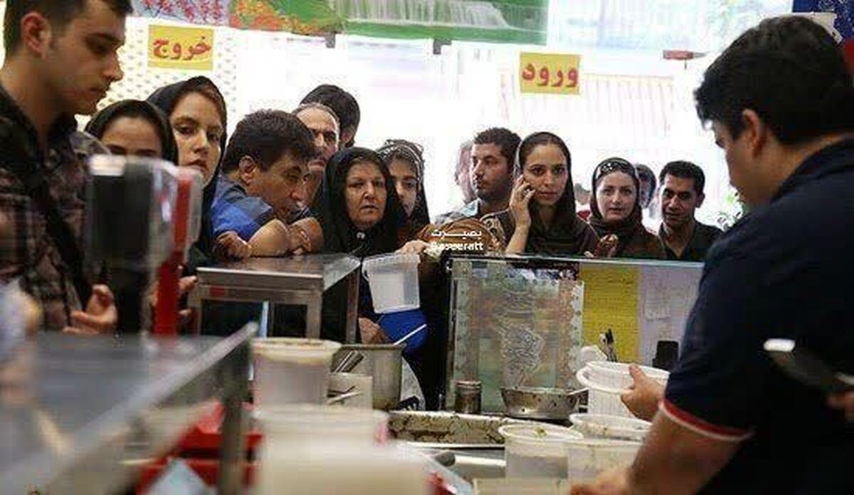صفوف طویل و ازدحام مردم اصفهان برای خرید حلیم صبح جمعه بعد از حمله ریزپرنده‌ها