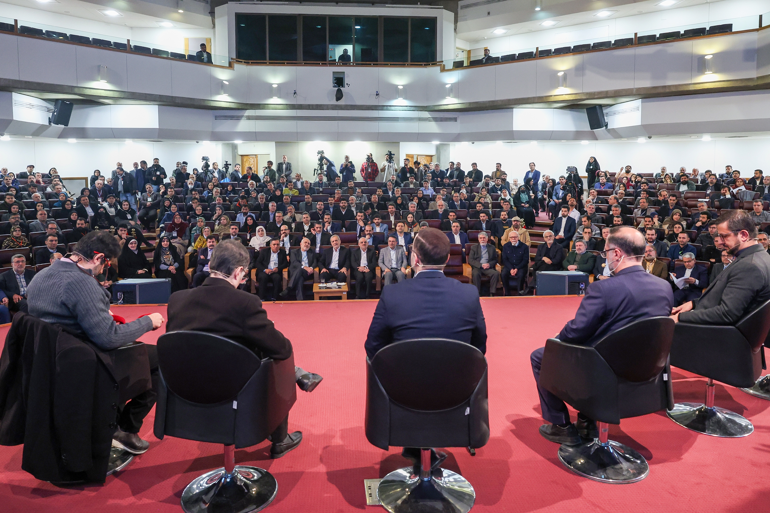 از بحران تا امید؛ وفاق ملی در کانون گفتوگوی چهرههای سیاسی از بحران تا امید؛ وفاق ملی در کانون گفتوگوی چهرههای سیاسی