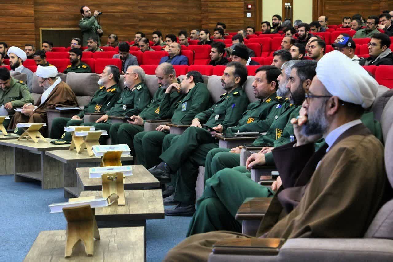 تمسک به قرآن راه نجات بخش انسان‌ها از گمراهی است