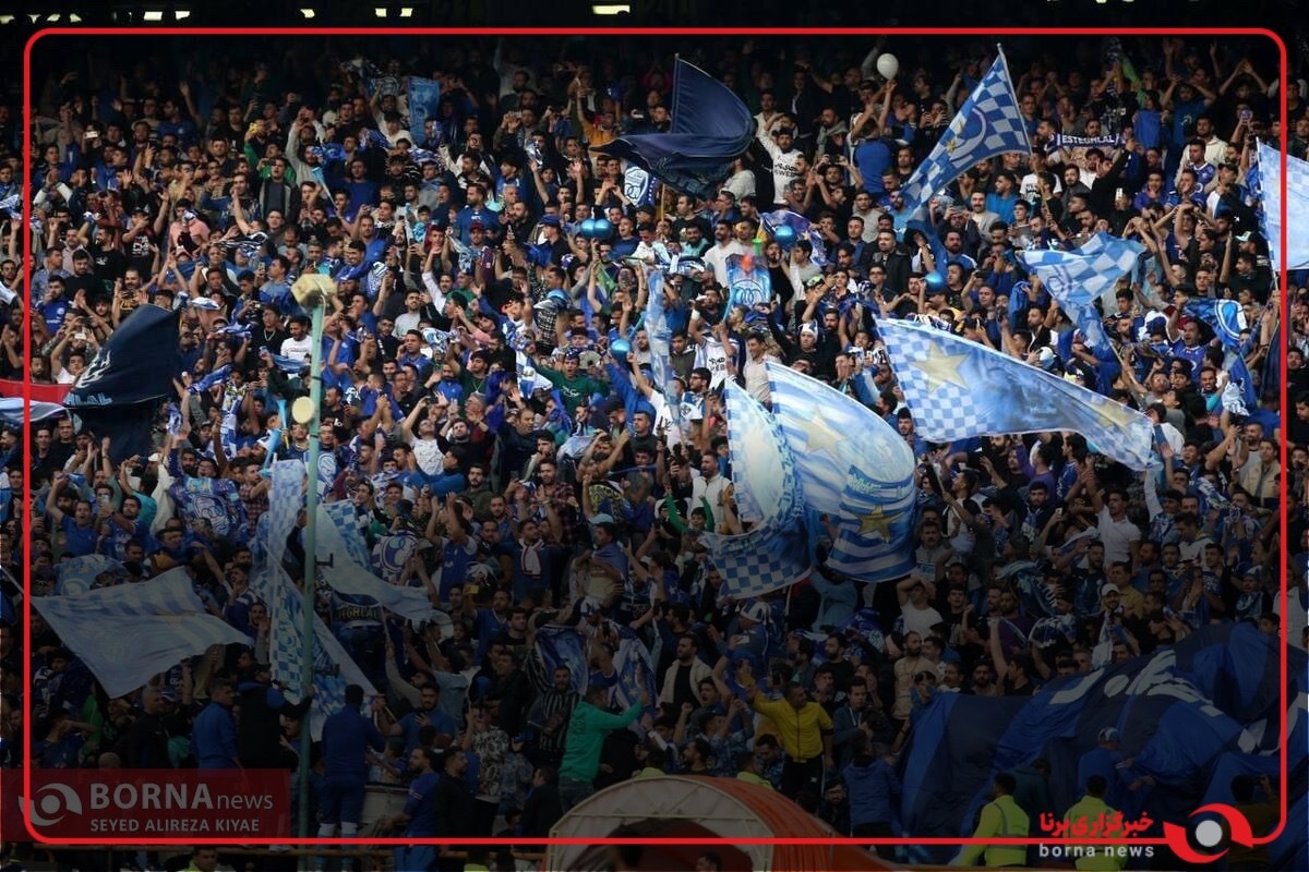 پرچم بزرگ هواداران استقلال که در آستانه بازی باز شد