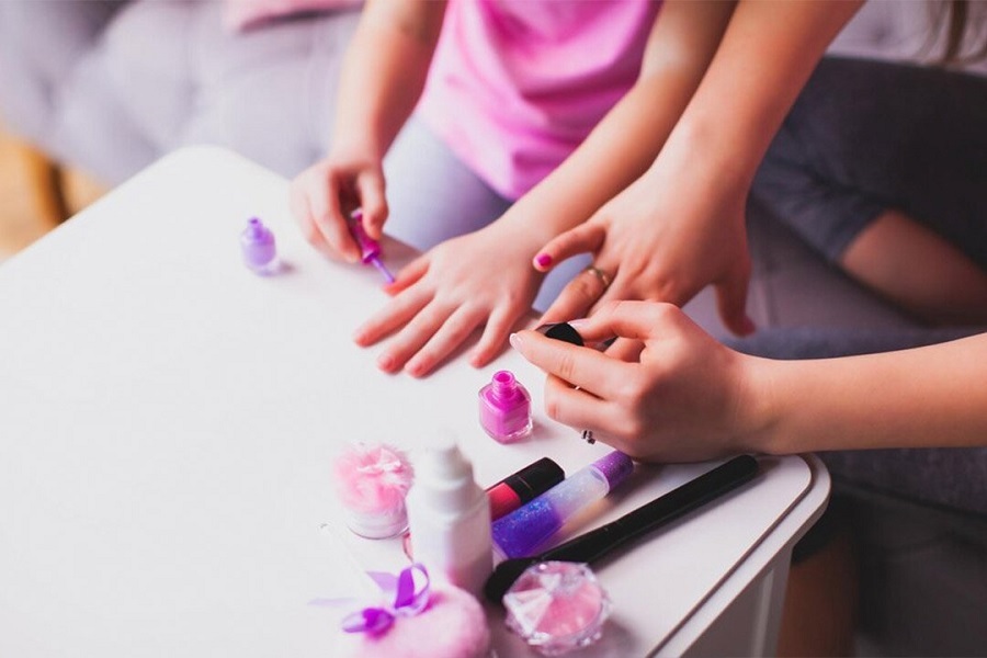 برخی از مهمترین مضرات و معایب کاشت ناخن برای کودکان برخی از مهمترین مضرات و معایب کاشت ناخن برای کودکان