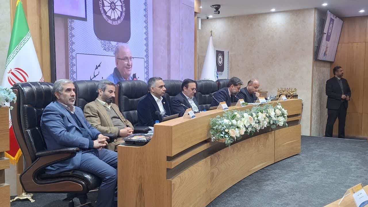 جشنواره وکیل التجار با تقدیر از چهره های ماندگار تولید و صنعت در قزوین برگزار شد