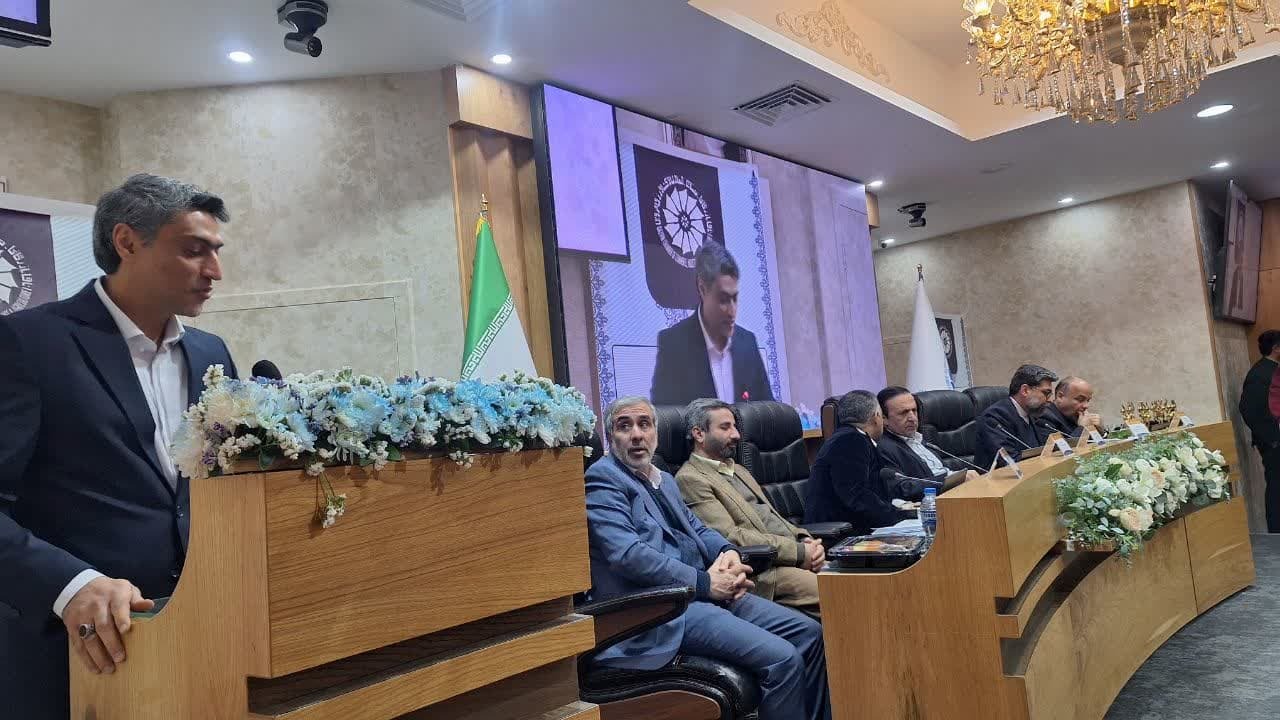 جشنواره وکیل التجار با تقدیر از چهره های ماندگار تولید و صنعت در قزوین برگزار شد