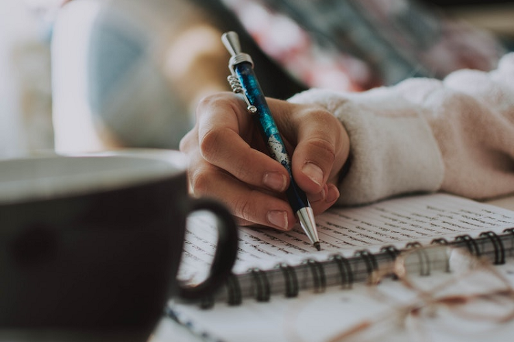 نوشتن، نوعی از فکر کردن است/ نوشتن آزاد، جنبه درمانی دارد