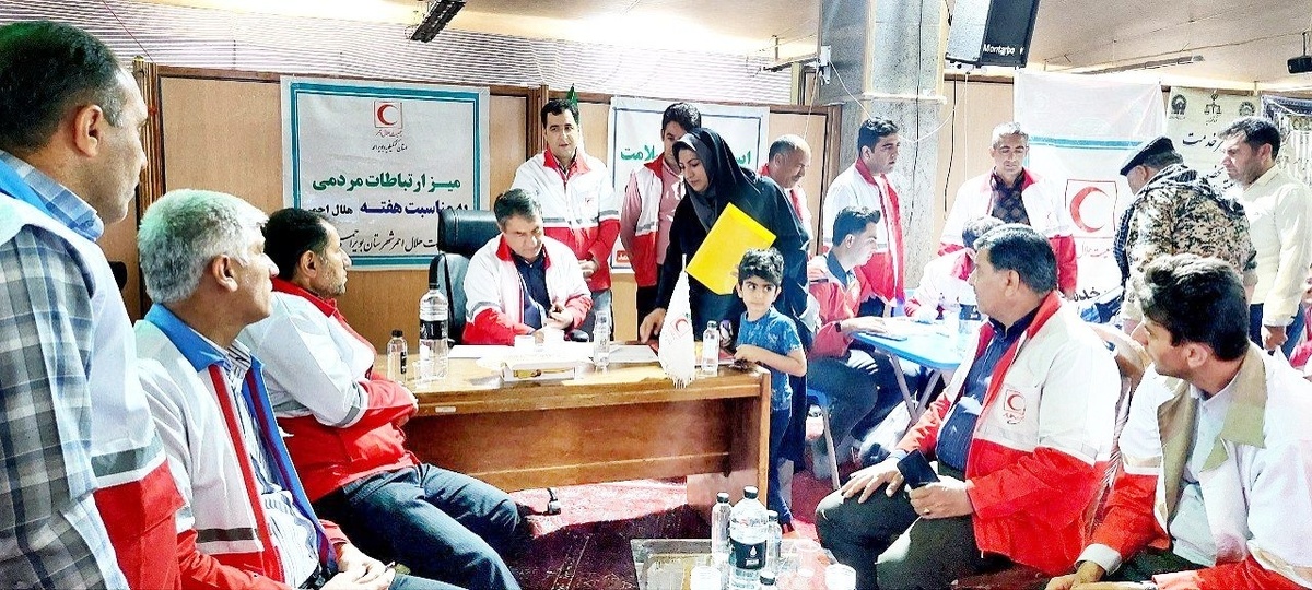 برگزاری میز خدمت جمعیت هلال احمر شهرستان بویراحمد بمناسبت هفته هلال احمر در مصلی های نماز جمعه استان