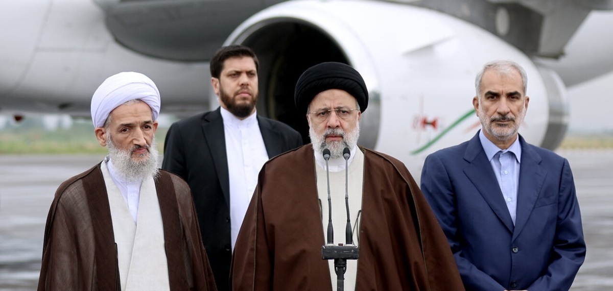 استقبال از رئیس جمهور زیر چتر باران در شهر ساری