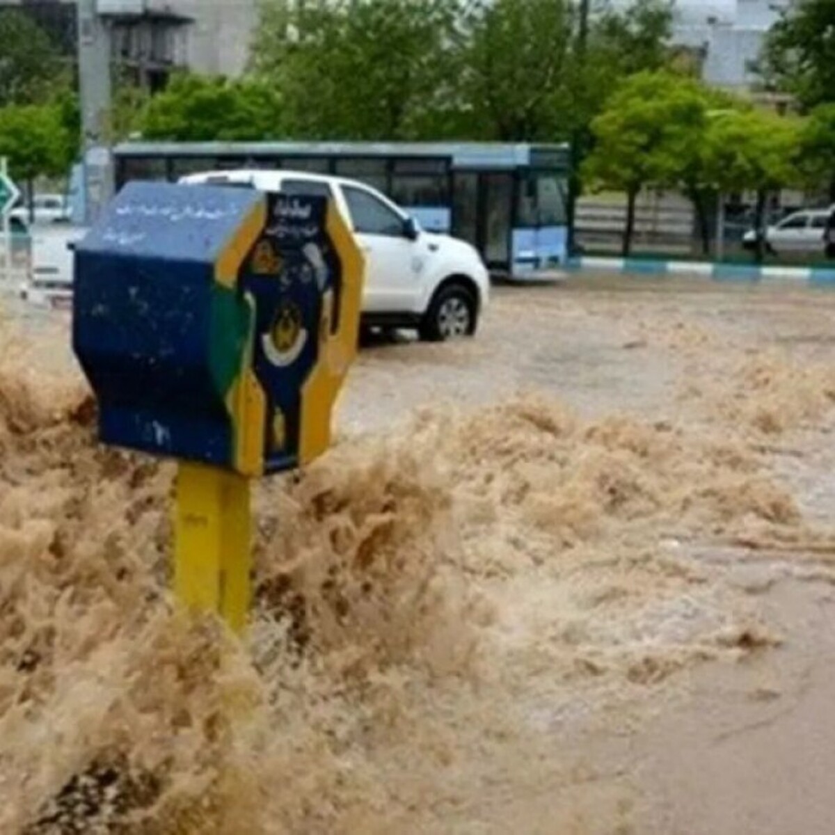 لحظاتی از شروع سیلاب در بلوار نماز مشهد