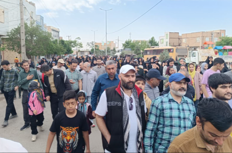 همایش بزرگ پیاده روی خانوادگی در شهر شریف آباد برگزار شد همایش بزرگ پیاده روی خانوادگی در شهر شریف آباد برگزار شد