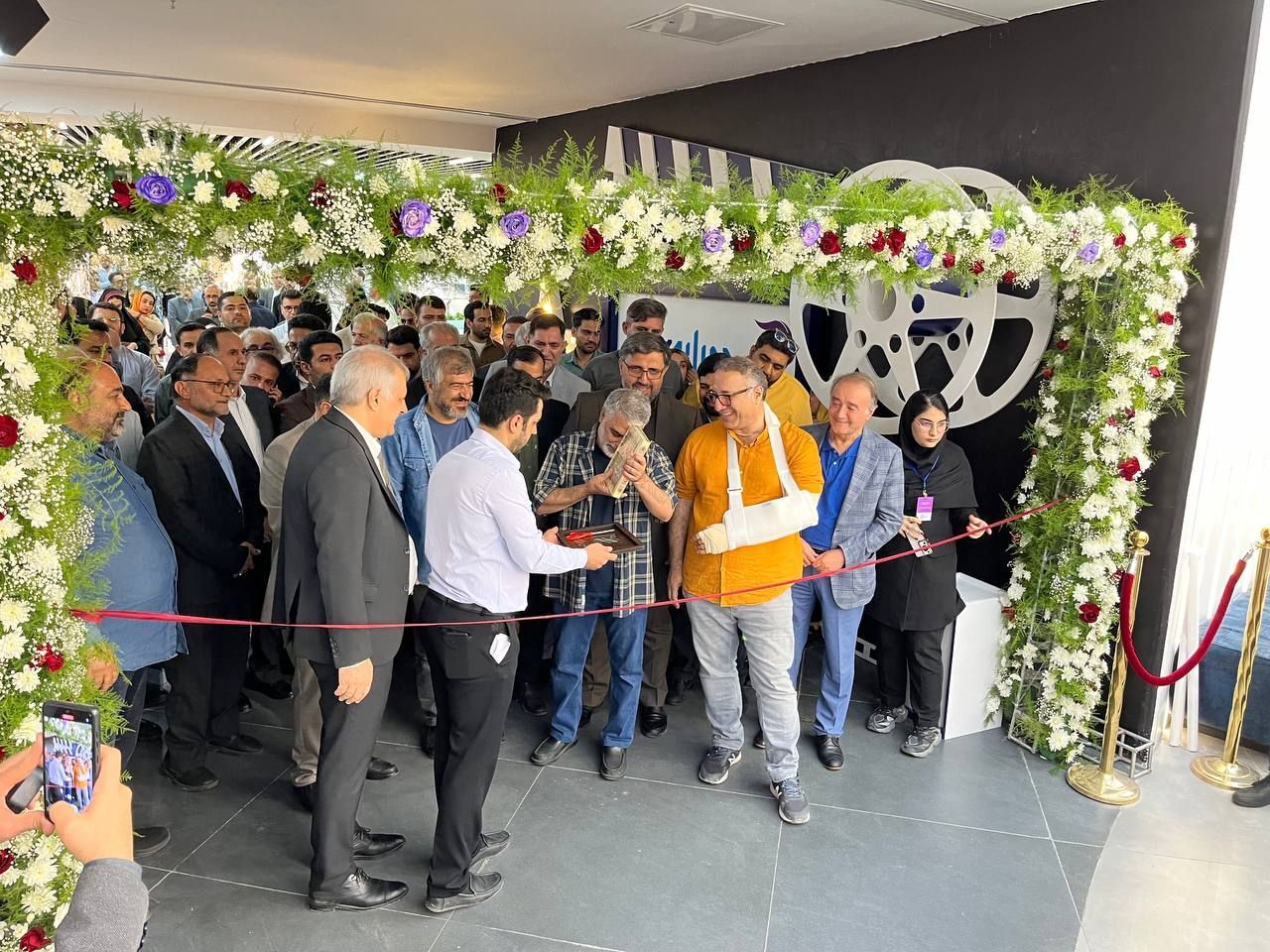 تقدیر میرکریمی از نیروهای جوان حوزه هنری برای توسعه زیرساختهای سینما تقدیر میرکریمی از نیروهای جوان حوزه هنری برای توسعه زیرساختهای سینما