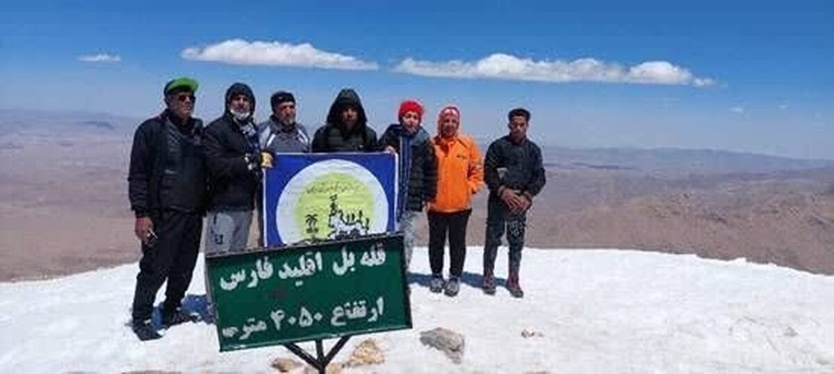 صعود تیم کوهنوردی دانشگاه علوم پزشکی هرمزگان به قله ۴۰۵۰ متری بل استان فارس