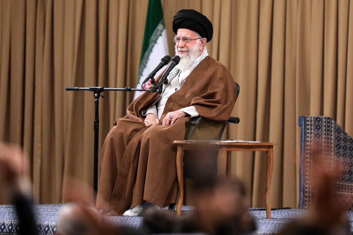 رهبر انقلاب: نظام و ملت ایران محال است که تسلیم زورگویی آمریکایی ها شوند