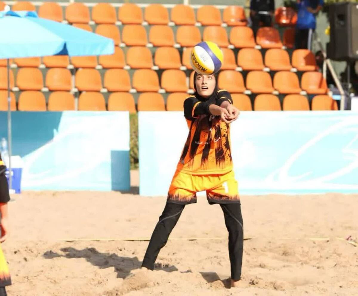 رقابت بانوان والیبال ساحلی کشور در قشم آغاز شد
