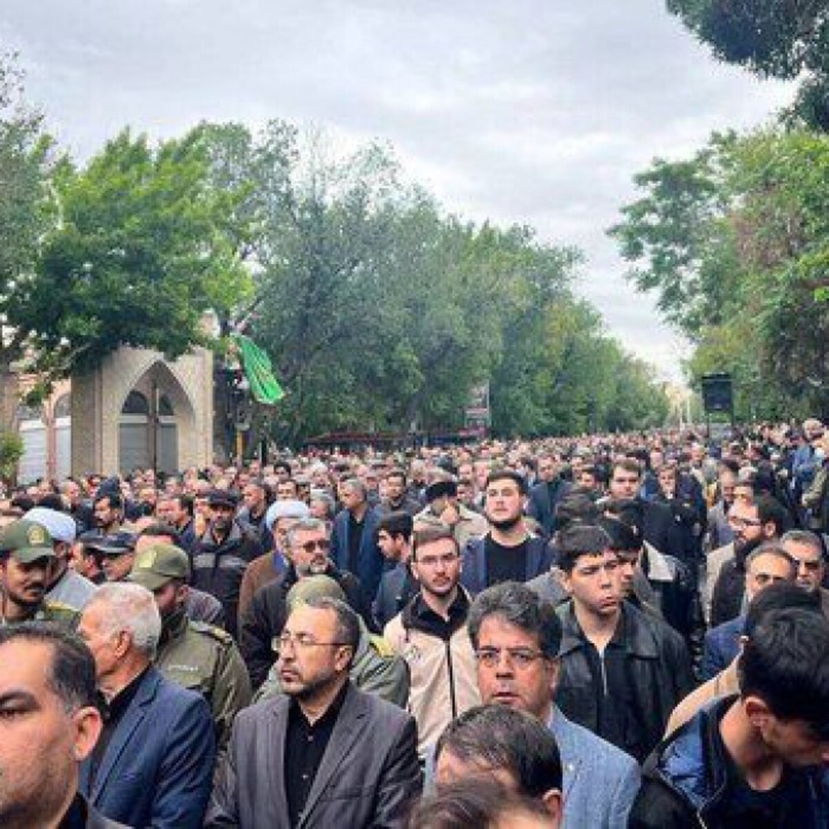 تصاویری از لحظه عبور پیکرهای مطهر شهدای خدمت از مقابل مردم و وداع قمی ها با رییس جمهور شهید