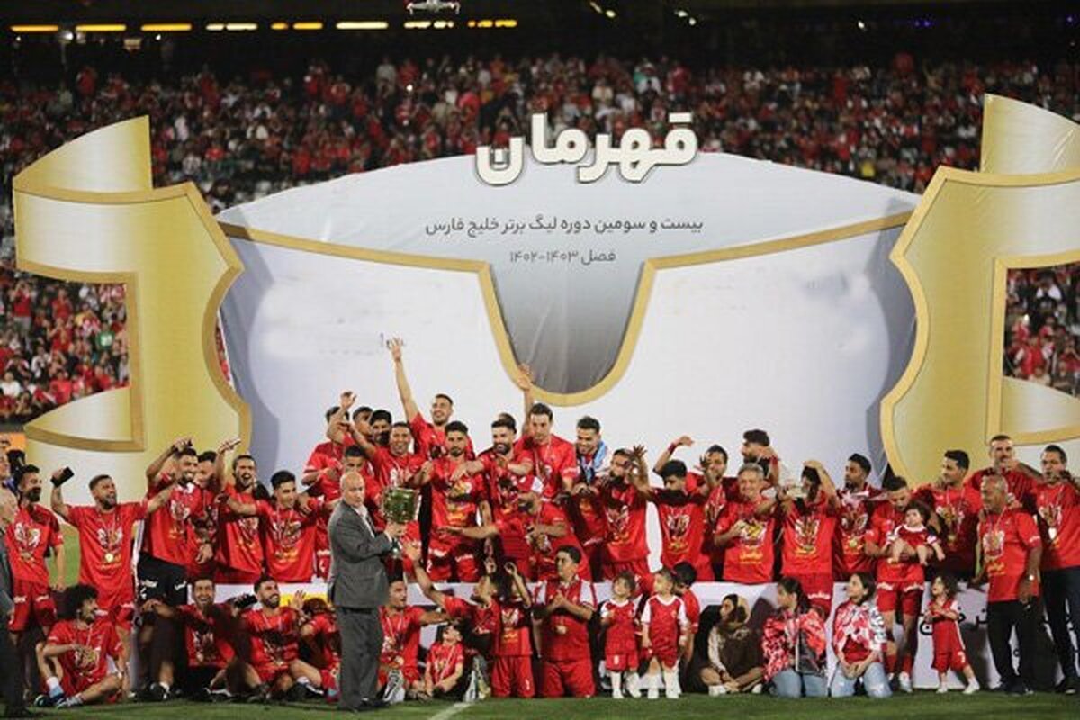 یک هفته پیش در چنین ساعاتی پرسپولیس برای شانزدهمین بار به قله‌ی فوتبال ایران رسید