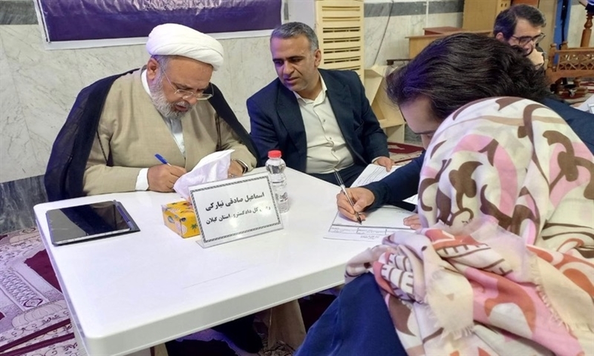 حضور جمعی از اعضای شورای قضایی گیلان در مساجد شهر رشت در جهت رفع مشکلات مردم