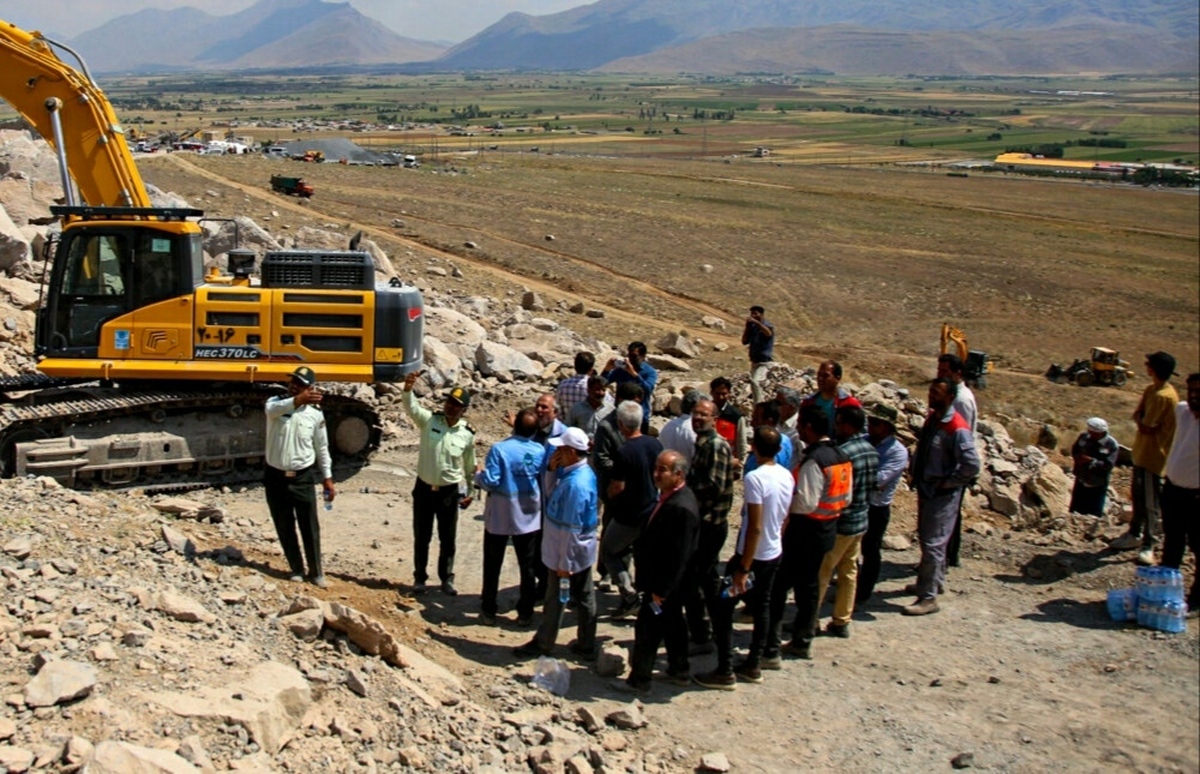 دومین جسد راننده محبوس شده از محل معدن شن و ماسه شازند خارج شد