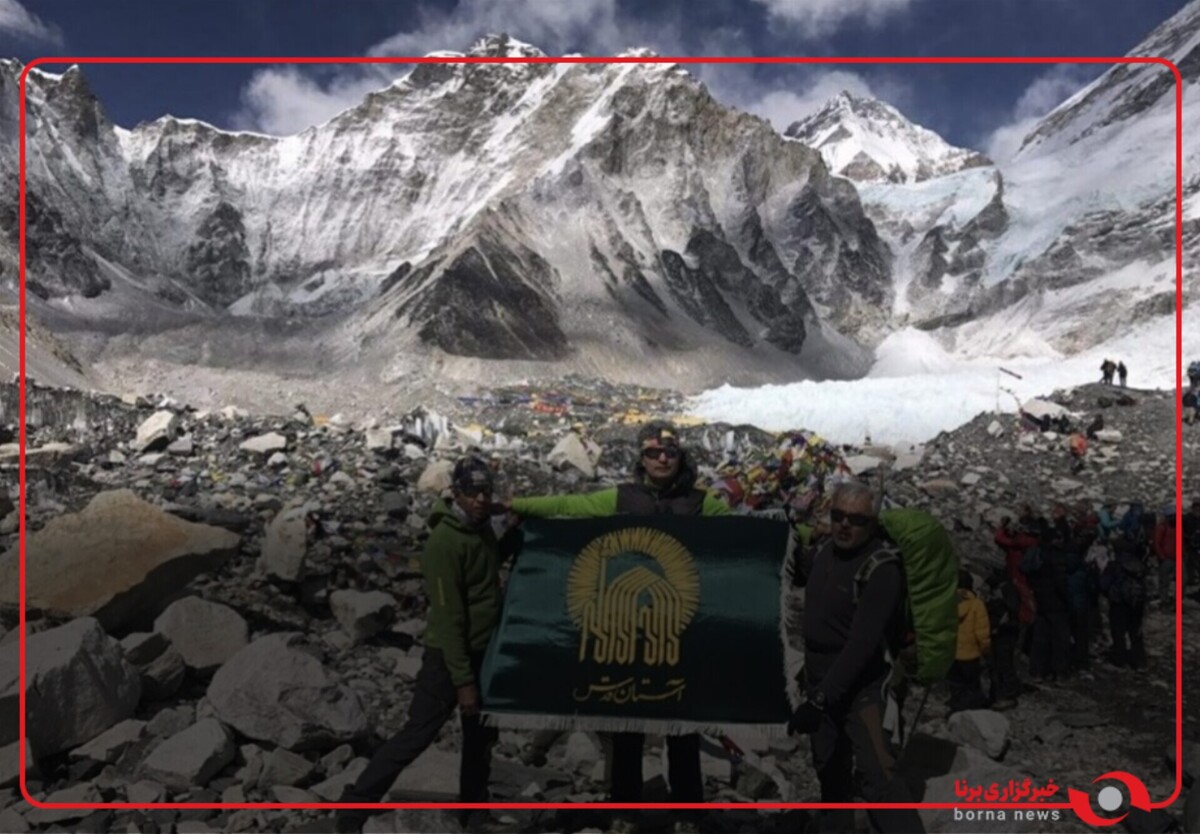 اهدای پرچم برافراشته با نام امام هشتم در اورست به موزه المپیک