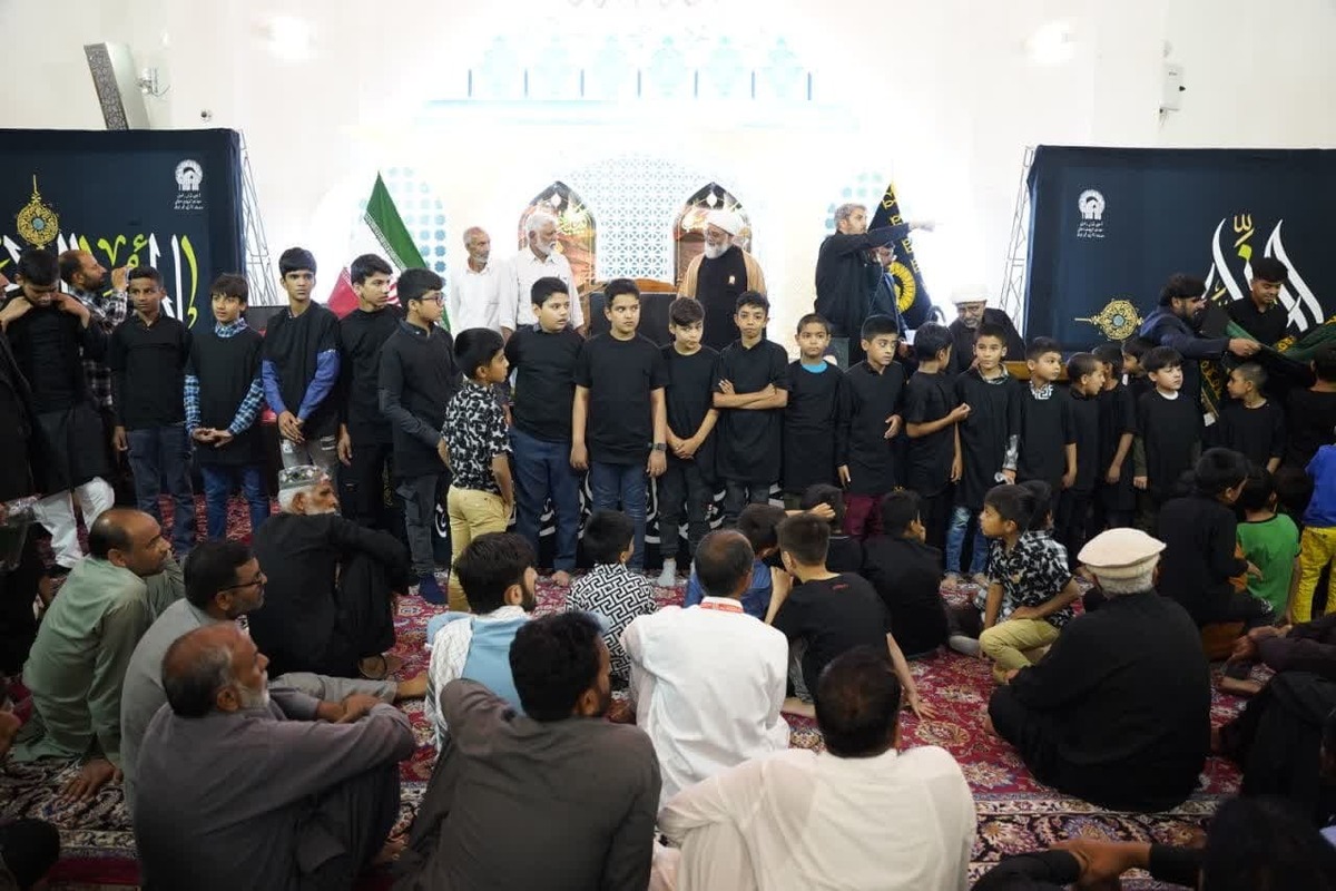 سیاه‌پوشان نوجوان اردو زبان میهمان حرم امام رضا (ع) شدند