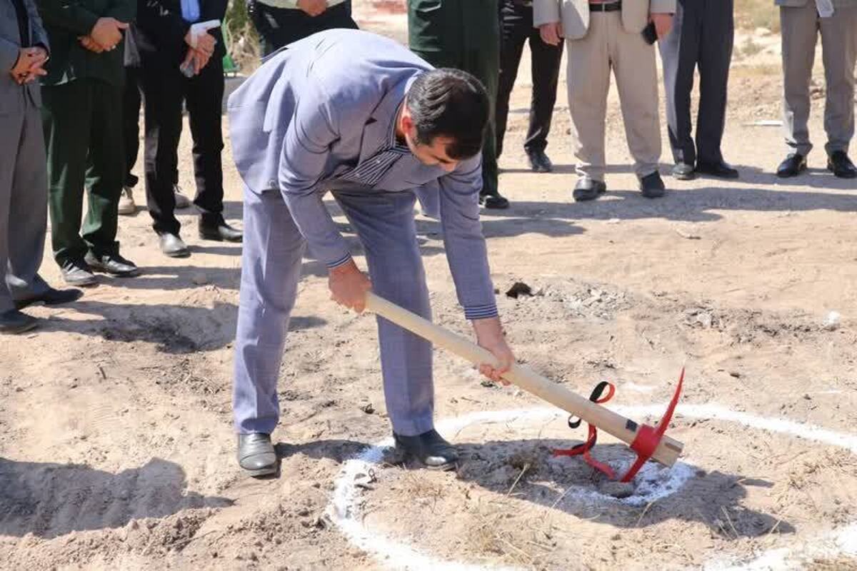 کُلنگ ساخت خوابگاه دانشجویی دانشگاه علوم پزشکی آبادان به زمین شد