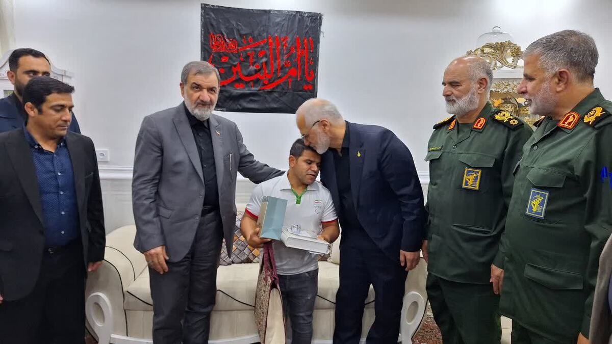 حضور استاندار و عضو مجمع تشخیص مصلحت نظام در خانه