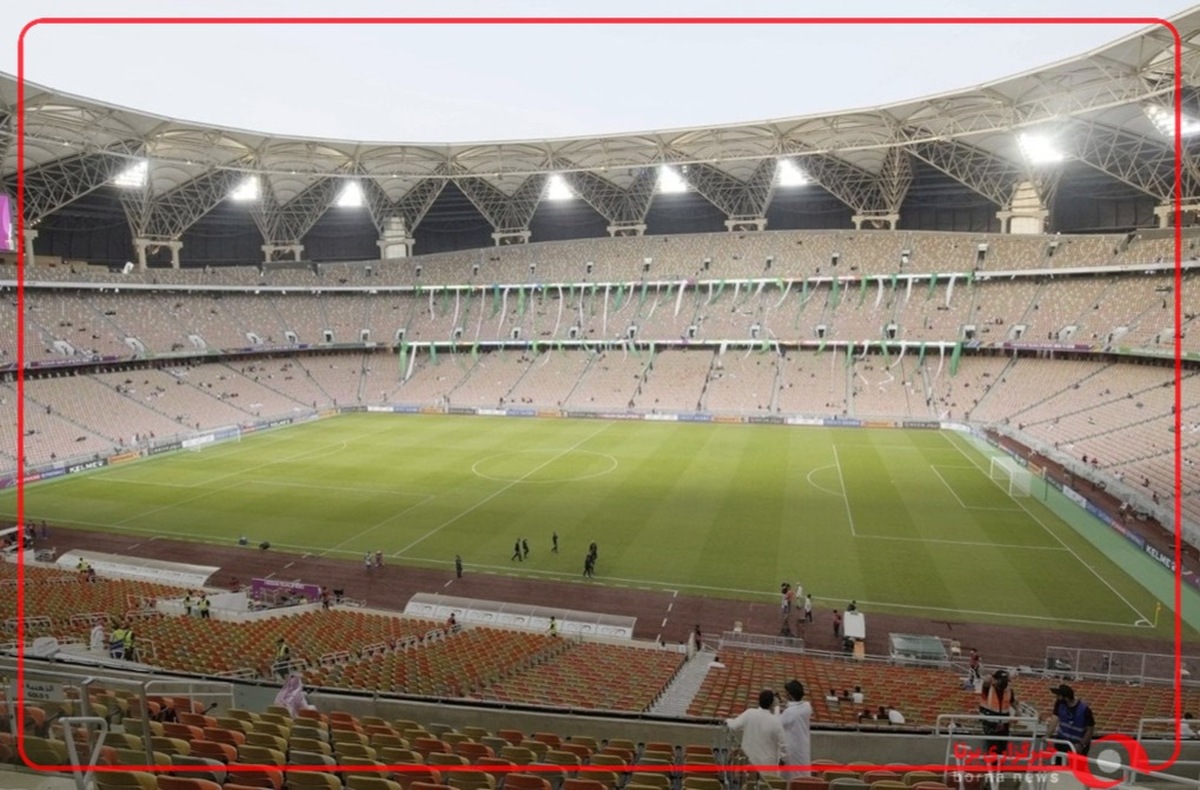 سکوهای خالی ورزشگاه عبدالله فیصل جده، بیست دقیقه پیش از شروع بازی پرسپولیس و الاهلی