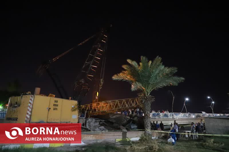 سقوط بوم جرثقیل عملیاتی پل جدید خرمشهر بر روی پل قدیم