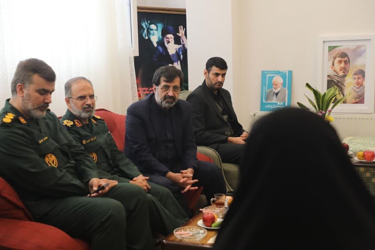 دیدار استاندار قم با مادر شهیدان زین‌الدین