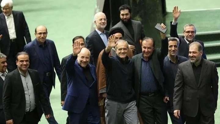 ارزیابی 2 هزار و 400 ساعت کارکرد دولت پزشکیان / واکنشهایی که به اقتصاد و مشکلات معیشتی ختم می شود ارزیابی 2 هزار و 400 ساعت کارکرد دولت پزشکیان / واکنشهایی که به اقتصاد و مشکلات معیشتی ختم می شود