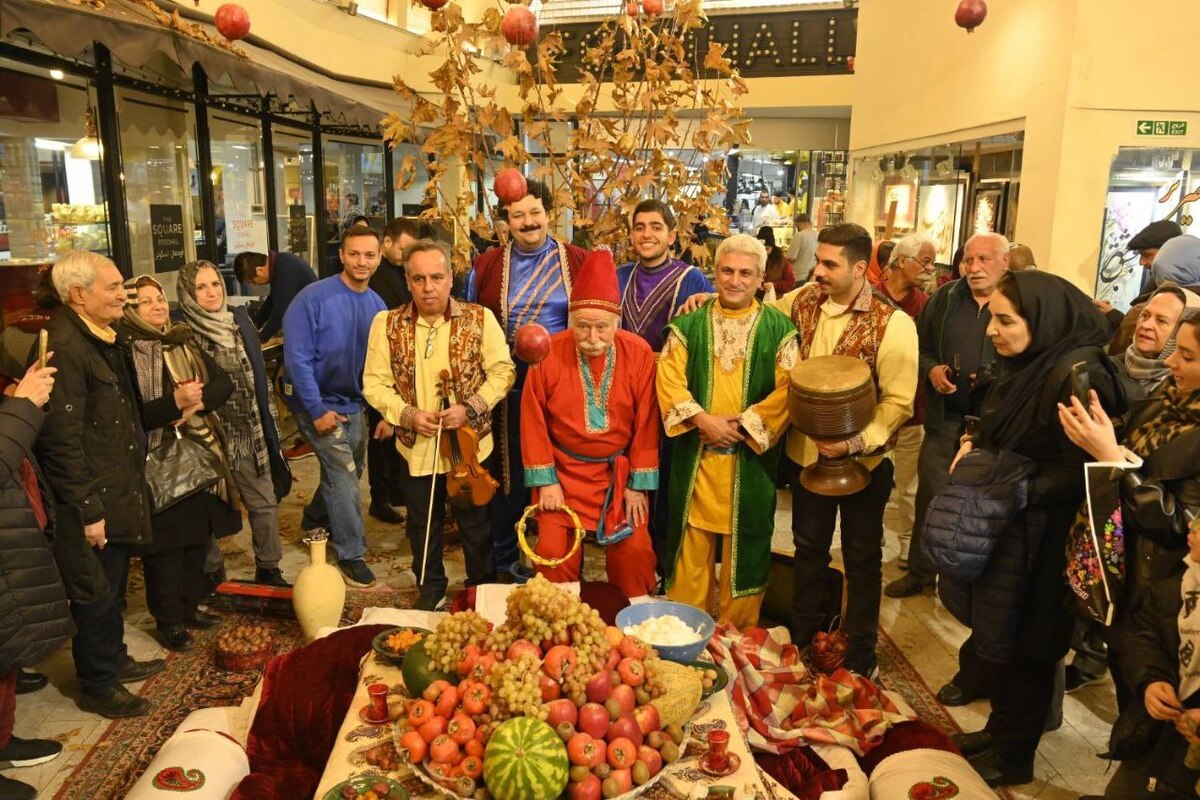 اجرای مراسم باستانی یلدا خوانی در بازار تجریش و معابر منطقه یک